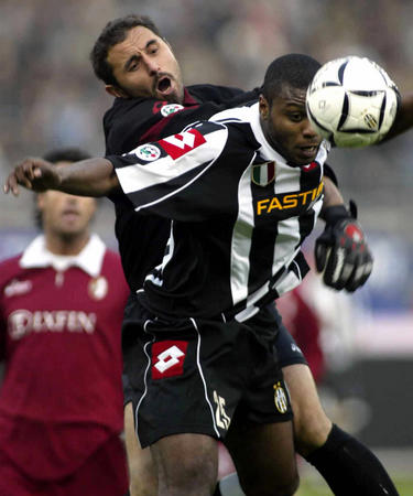 瑞士国脚曼赞比：扎卡是一名非常棒的队长，很高兴我们拥有他（瑞士国脚曼赞比：扎卡是杰出的队长，能与他同队让我非常高兴）