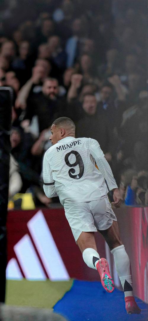 记者守候利物浦基地等待萨拉赫，斯洛特或派其出战国米（记者蹲守利物浦基地等萨拉赫，斯洛特或将让其出战国米）