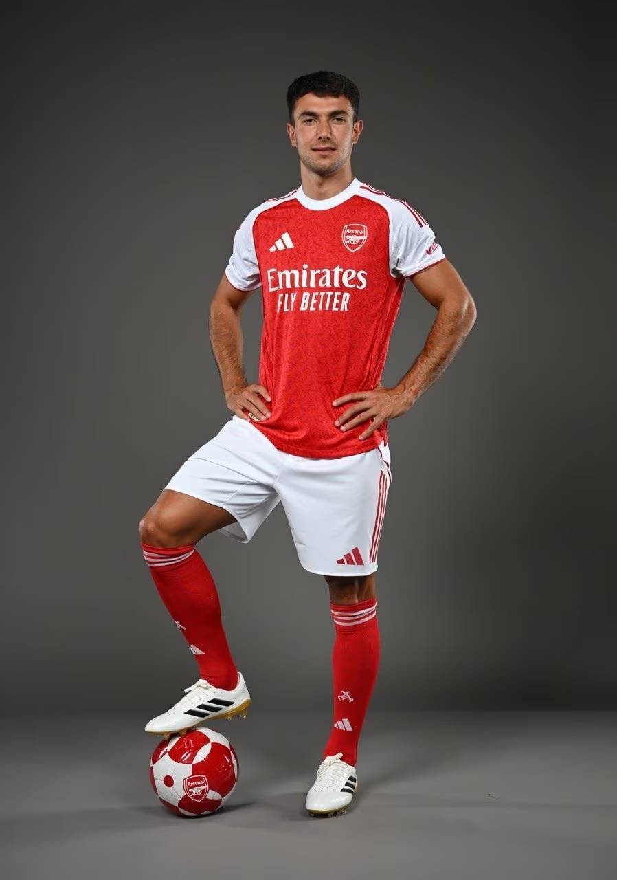 埃基蒂克助攻涉手球争议，主裁观看VAR核查（埃基蒂克助攻引发手球争议，主裁场边观看VAR回放）