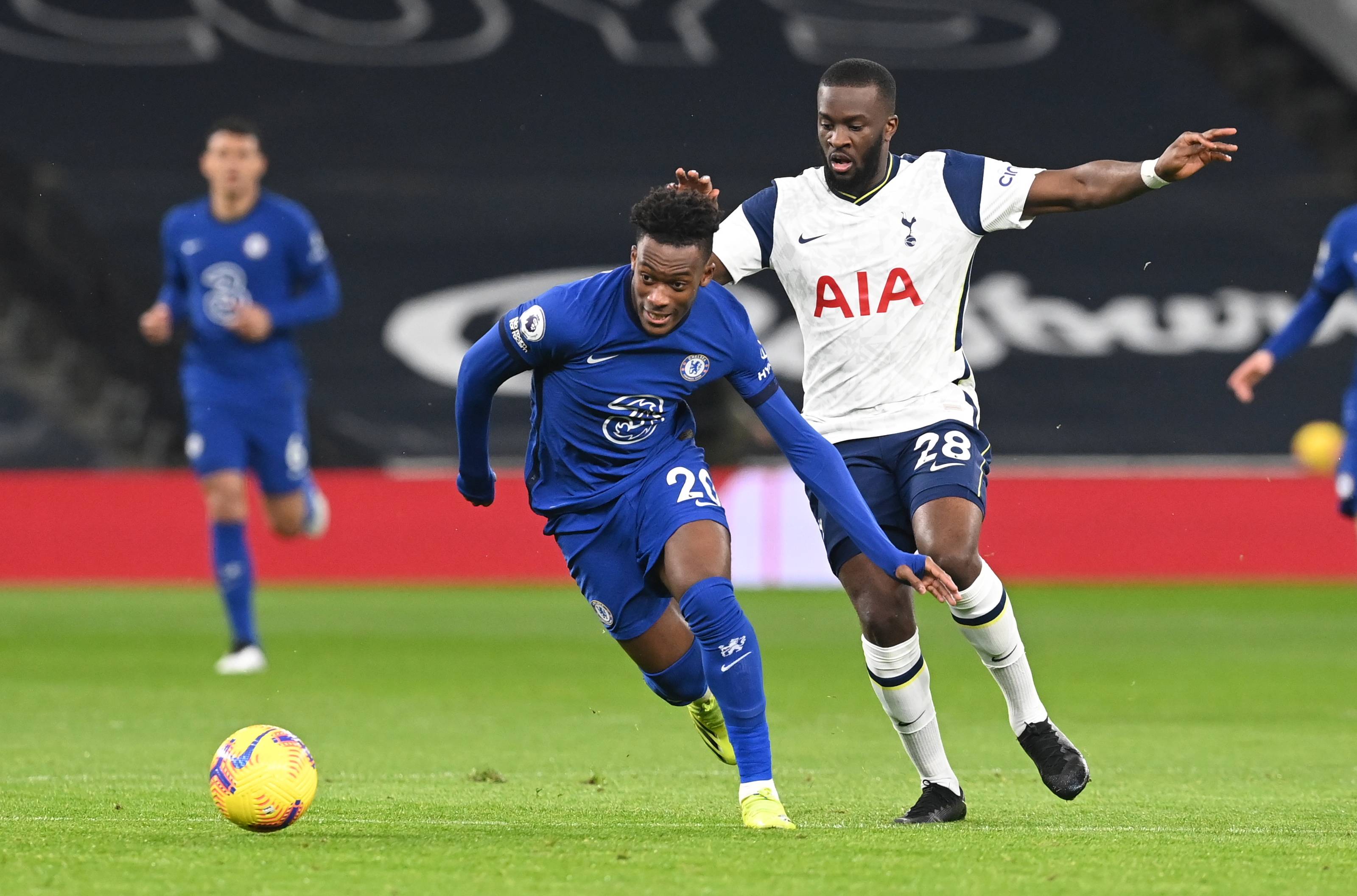 阿贾克斯官方：将彻查燃放烟花的肇事者，并采取适当措施（阿贾克斯官方：将严查违规燃放烟花者并采取后续措施）