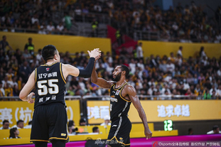 埃贝尔打趣：我看球时很安静而穆勒话很多，我不得不适应他（埃贝尔笑称：观赛我很安静，穆勒话多，我只能适应他）