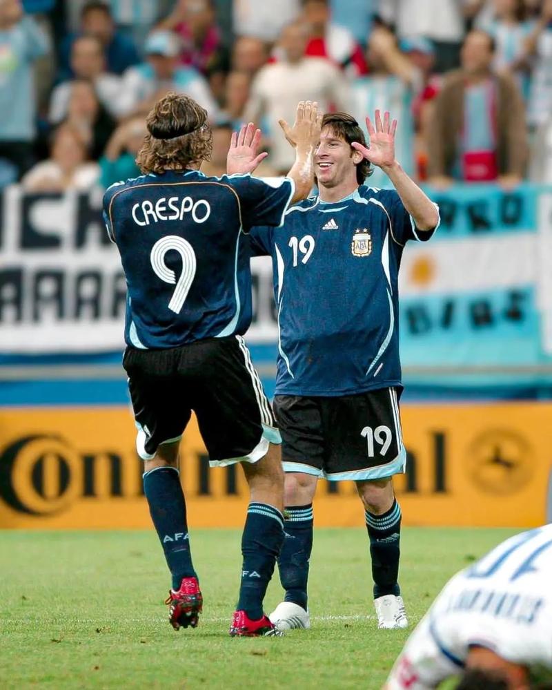 阮奇龙庆祝冲超：美好的一个赛季，一起期待2026新的挑战（阮奇龙庆贺升超：美妙赛季收官，携手期待2026年新挑战）