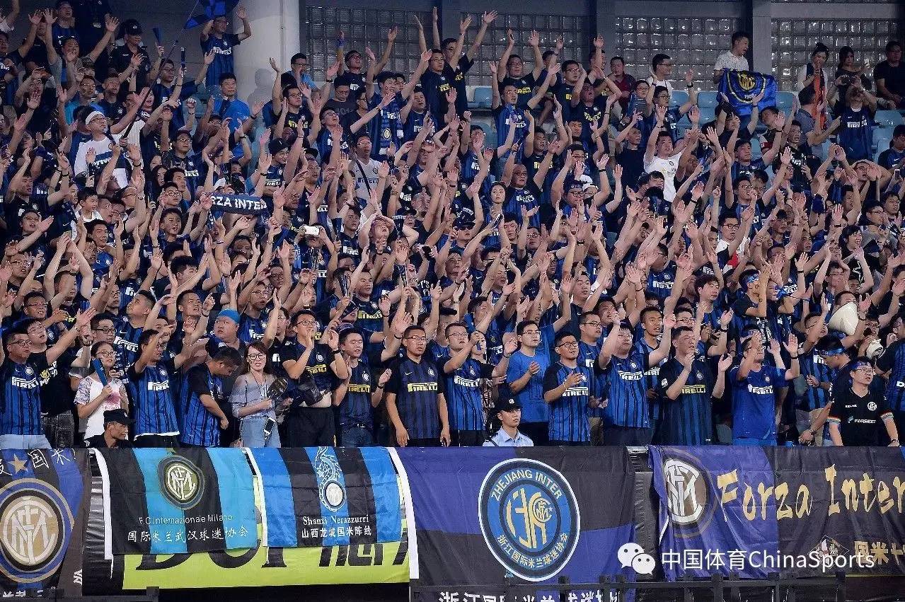 杨瀚森带女友赴美引发争议，好友崔永熙称其应专注篮球，网友支持其在球场表现。（杨瀚森携女友赴美惹热议，崔永熙建议专注篮球，网友力挺其场上表现）